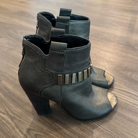 GUESS Heeled Booties - Picture 1 of 6